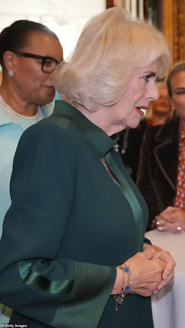 Königin Camilla, abgebildet bei der Veranstaltung der Commonwealth Women Leaders im Marlborough House am 15. November, mit ihrem Armband