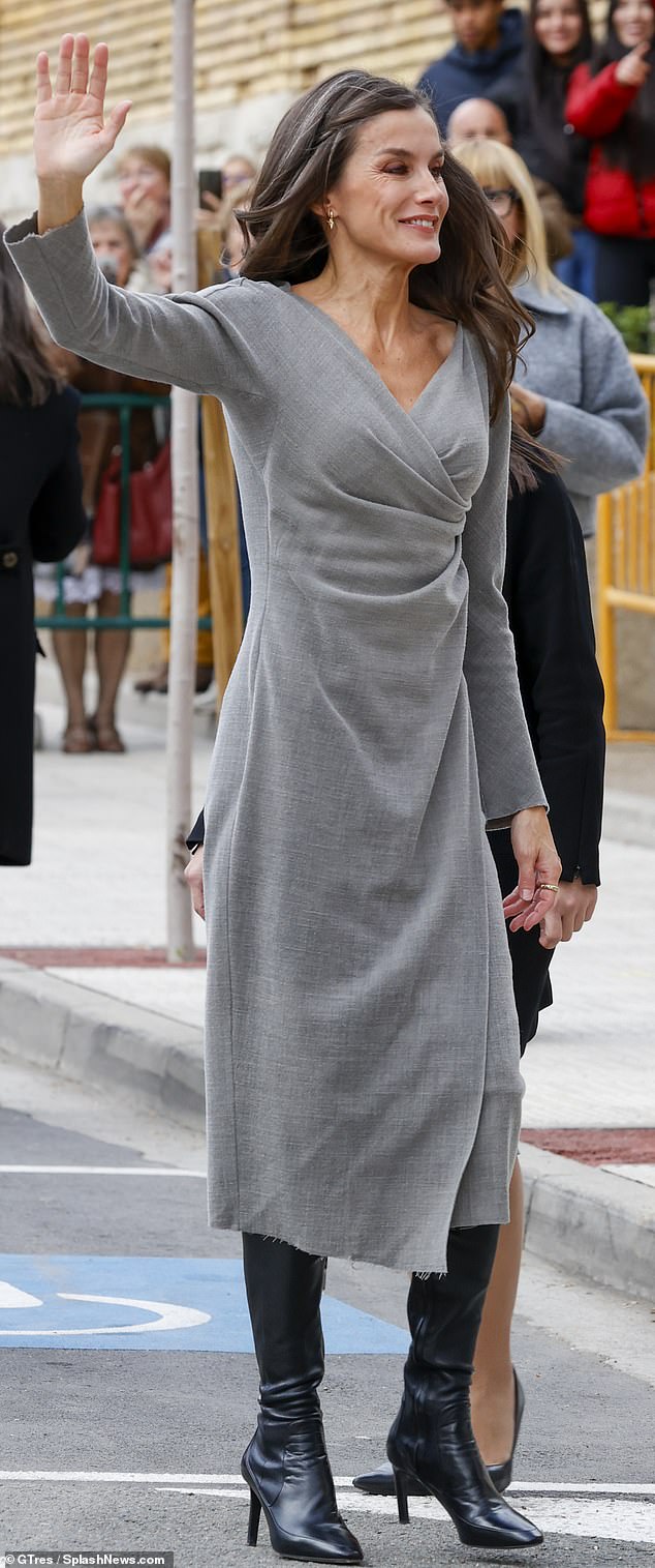 Königin Letizia (im Bild) war in einem grauen Kleid verblüfft, als sie heute das Opera Prima Film Festival in Tudela besuchte
