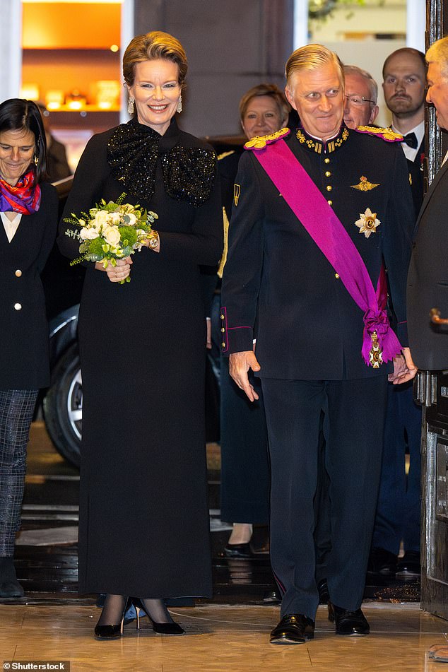 Schleife in Schwarz!  Königin Mathilde von Belgien war verblüfft in einem auffälligen schwarzen Kleid, als sie mit König Philippe im Theater ankam