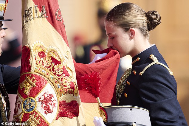 Prinzessin Leonor schwört der Flagge die Treue, als sie offiziell eine dreijährige Militärausbildung beginnt, um sich auf ihre Zukunft als Staatsoberhaupt des Landes vorzubereiten