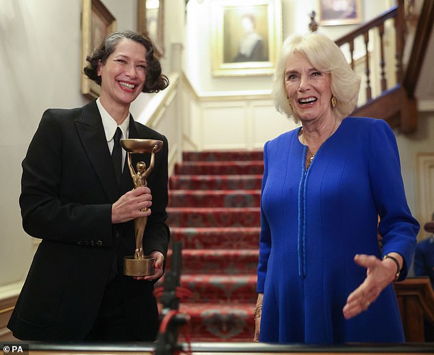 Die Königin im Bild mit der Geschäftsführerin der Booker Prize Foundation, Gaby Wood, während des Empfangs