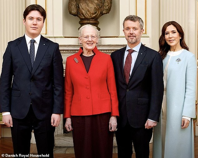 Die dänische Königsfamilie war am Dienstag abgebildet, als Prinz Christian (Bild links) eine formelle Erklärung zur dänischen Verfassung abgab.  Im Bild Mitte links: Königin Margrethe von Dänemark neben Prinz Frederik und Prinzessin Mary