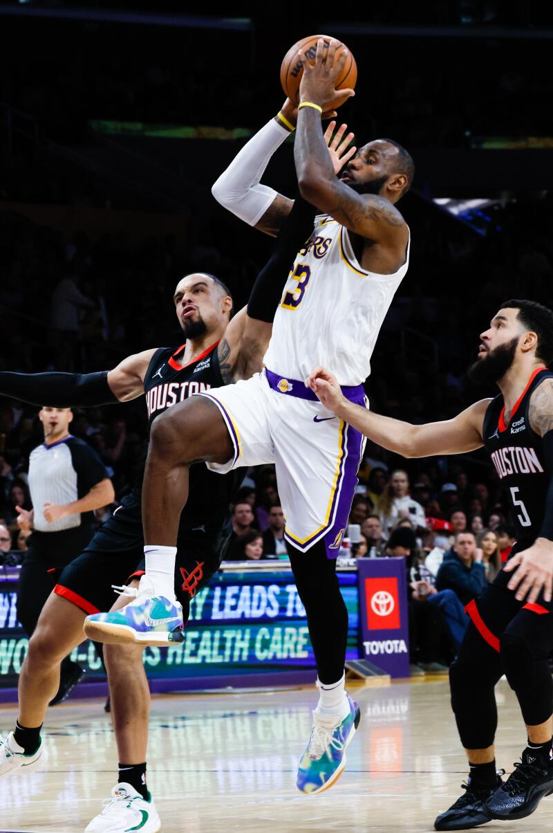LOS ANGELES, CA – 19. NOVEMBER: Los Angeles Lakers-Stürmer LeBron James (23) verliert den Ball.