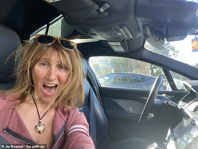 Die Reiseschriftstellerin Jo Kessel schnallt sich neben einem leeren Fahrersitz an und begibt sich auf die Fahrt ihres Lebens – in einem Robo-Taxi