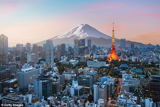 Gareth Rubin probiert das neue Kleiderverleihprogramm von Japan Airlines aus.  Er zahlt „sehr vernünftige“ 34 £, um eine Urlaubsgarderobe für seine zehntägige Reise nach Japan zu mieten, die in Tokio beginnt (Bild).