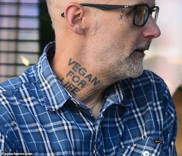 Mit Tinte versehen: Der Künstler der elektronischen Musik trug ein blau-weiß kariertes Hemd und eine schwarze Ray-Ban-Brille.  Zusätzlich zu seinem Halstattoo zeigte er „V“- und „X“-Tattoos für „vegan“ bzw. „Straight Edge“.