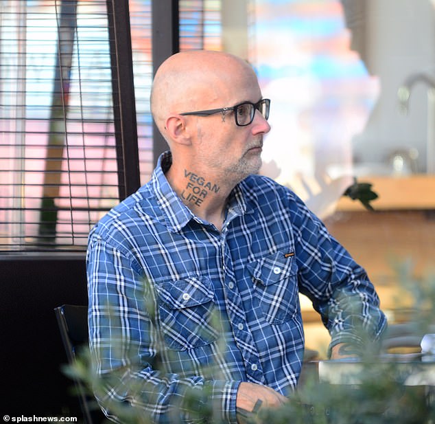 Er teilt seine Leidenschaft: Moby, 58, trug sein auffälliges „Vegan For Life“-Nackentattoo, als er am Mittwoch mit einer Gruppe von Freunden in einem veganen Restaurant zum Mittagessen in Los Angeles war