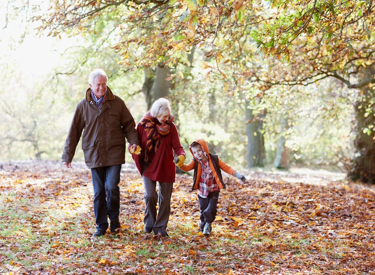 Großeltern verbringen im Herbst Zeit mit ihrem Enkel