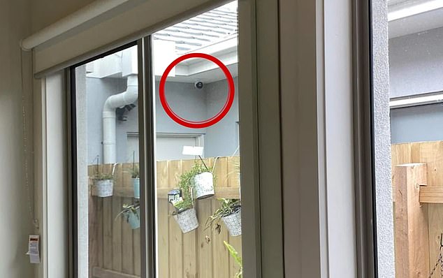 Die über dem Zaun sichtbare Überwachungskamera ist hier mit einem roten Kreis hervorgehoben