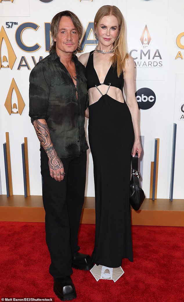 Atemberaubendes Duo!  Nicole Kidman, 56, sah unglaublich jugendlich aus, als sie es sich am Mittwoch bei den hochkarätig besetzten 57. jährlichen CMA Awards in Nashville mit ihrem Ehemann Keith Urban, 56, gemütlich machte
