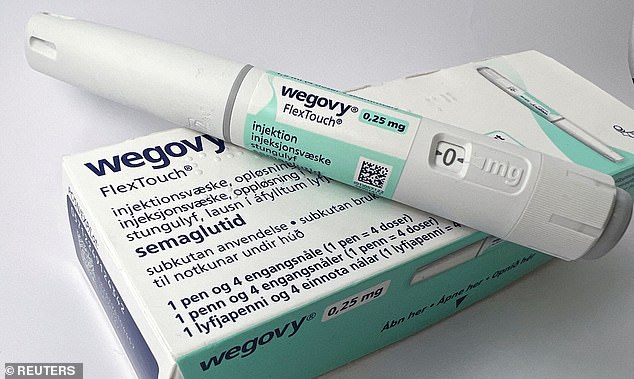 Wegovy ist ein Schwestermedikament von Ozempic, das ursprünglich zur Behandlung von Typ-2-Diabetes zugelassen war.  Wegovy ist eine höhere Dosis, die speziell zur Behandlung von Übergewicht und Fettleibigkeit zugelassen ist