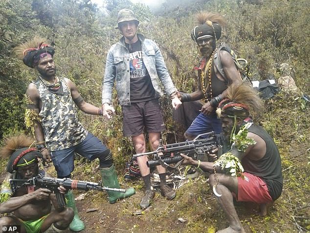 Bild: Philip Mehrtens, Mitte, ist mit Kämpfern der West Papau Liberation Army zu sehen