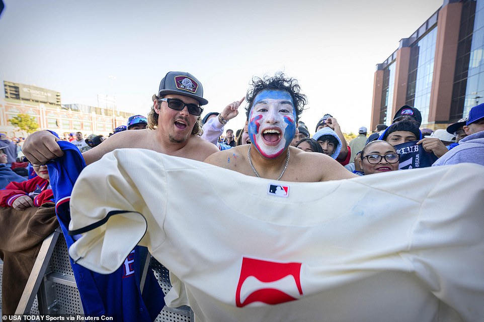 STOLZER RANGER: Ein Rangers-Fan bemalte sein Gesicht in den Teamfarben – Weiß, Blau und Rot – während er auf den Paradebus wartete