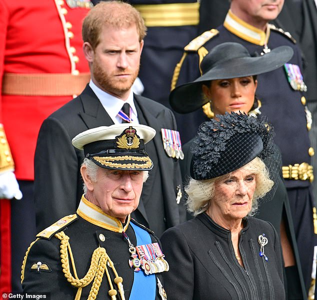 Prinz Harry (Bild in der Mitte mit seiner Frau bei der Beerdigung der Königin) hat Berichten zufolge schon lange nicht mehr mit seinem Vater, König Charles III., gesprochen.  Der Sprecher des Herzogs von Sussex hat bestritten, den 75. Geburtstag seines Vaters brüskiert zu haben