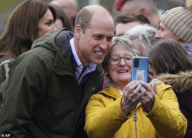 Prinz William bewies, dass er auch heute noch der König der Selfies ist, als er während seines Besuchs in Moray mit begeisterten königlichen Fans fotografierte