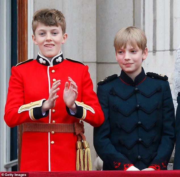 Weihnachten mit Oma!  Die Cousins ​​Freddy Parker Bowles und Gus Lopes beobachteten im Mai bei der Krönung des Königs den Vorbeiflug der RAF vom Balkon des Buckingham Palace aus