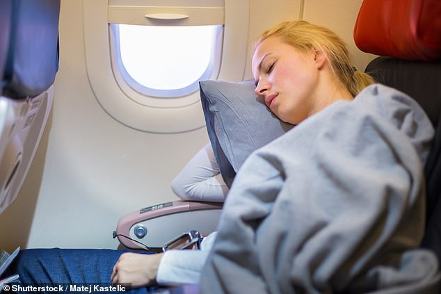 Auch wenn Sie auf Ihrem Nachtflug nicht schlafen möchten, können andere das vielleicht tun – und es ist wichtig, dass sich die Passagiere an dem Geschehen in der Kabine orientieren (Archivbild)