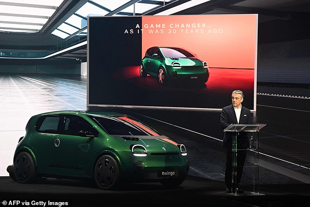 Renault Twingo soll 2026 als erschwingliches Elektrofahrzeug wiedergeboren werden: Die Preise beginnen bei unter 20.000 Euro (ca. 17.000 Pfund) ohne Zuschüsse und Anreize, versprach Chef Luca de Meo bei der Vorstellung des Konzepts am Mittwoch in Paris (Bild).