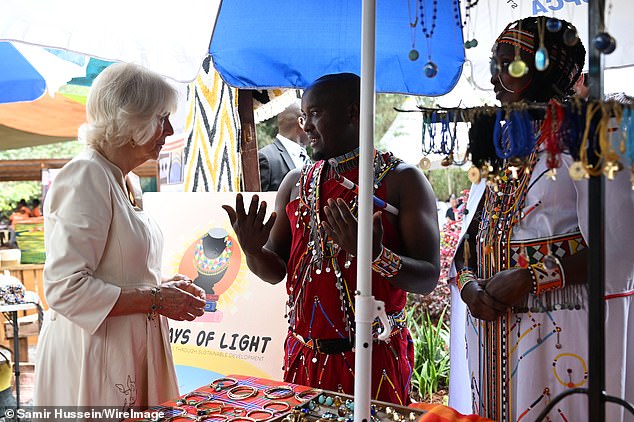 Königin Camilla traf sich mit lokalen Händlern auf einem Bauernmarkt der Kenya Society for the Protection and Care for Animals und schaffte es, rechtzeitig für die Weihnachtseinkäufe zu kommen