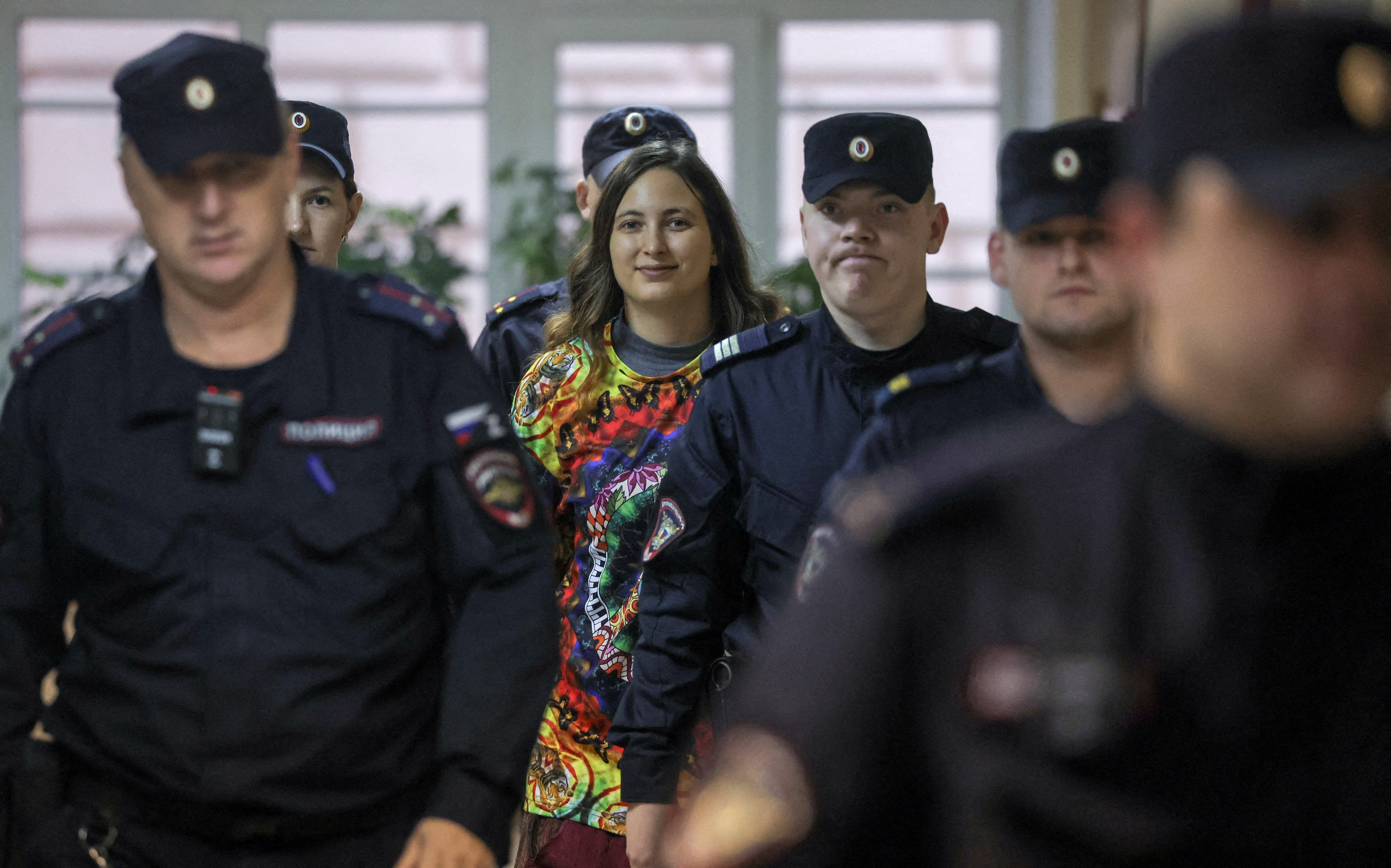 Der wegen Diskreditierung der russischen Armee angeklagte Künstler Skochilenko erscheint vor Gericht