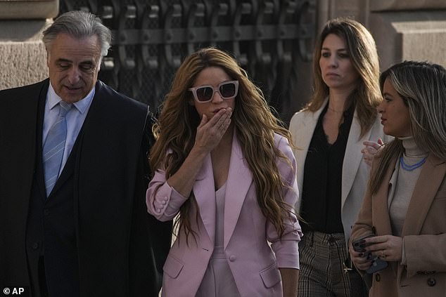Laut einem Journalisten der Nachrichtenagentur AFP betrat die 46-Jährige in einem rosafarbenen Anzug und einer Sonnenbrille kurz vor 10:00 Uhr (09:00 Uhr GMT) das Gerichtsgebäude in Barcelona, ​​ohne mit der Menge an Reportern zu sprechen, die auf ihre Ankunft warteten die Szene