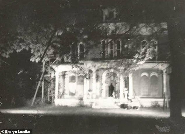 Dieses Bild zeigt eine scheinbar dunkle Gestalt, die in der offenen Tür des McPike Mansion in Alton im Südwesten von Illinois steht – bekannt als die am meisten heimgesuchte Kleinstadt in Amerika.  Besitzerin Sharyn Luedke glaubt, dass es sich um den ursprünglichen Besitzer des Herrenhauses aus dem 19. Jahrhundert, Henry Guest McPike, handelt