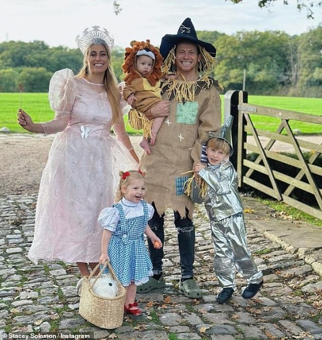 Süß: Stacey Solomon, ihr Mann Joe Swash und ihre Kinder haben sich am Dienstag für Halloween in Figuren aus „Der Zauberer von Oz“ verwandelt