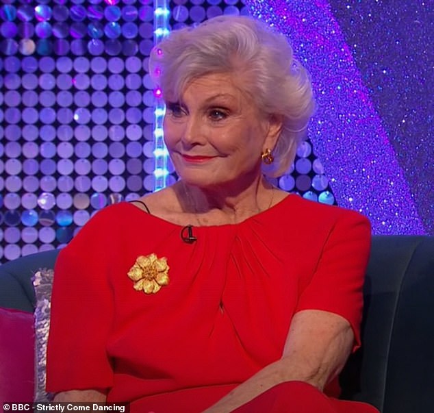 Unter Beschuss: Strictly-Star Angela Rippon, 79, wurde als „arrogant“ und „unerträglich“ gebrandmarkt, nachdem sie am Dienstagabend bei It Takes Two über den Dance-Off-Fall gesprochen hatte
