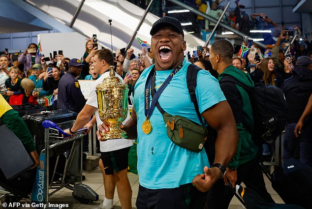 Südafrika ist mit großem Jubel nach Hause zurückgekehrt, nachdem es zum vierten Mal eine Weltmeisterschaft gewonnen hat