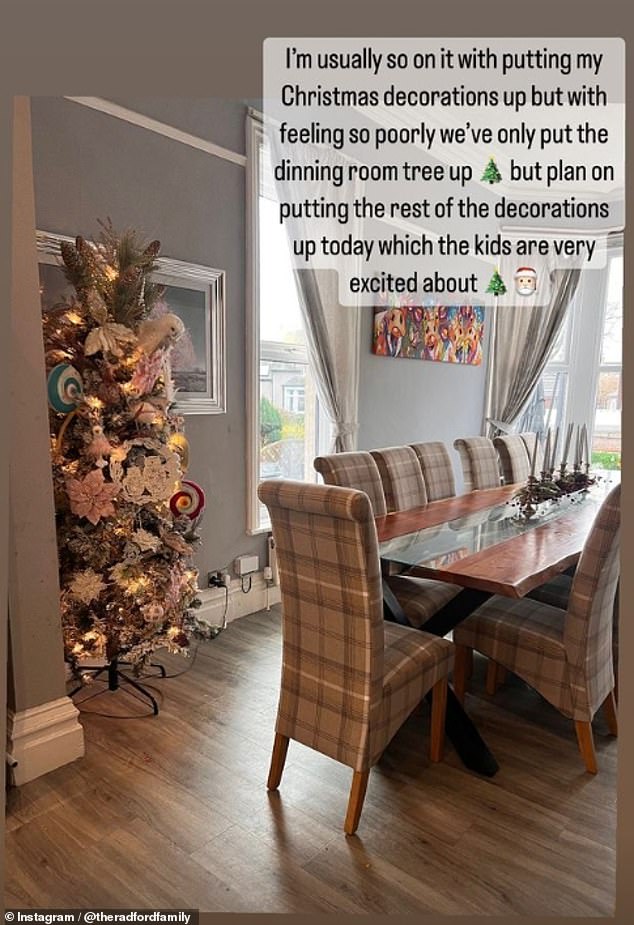 Sue Radford nutzte ihre Instagram-Stories, um die aufwendigen Weihnachtsdekorationen ihrer Familie zu enthüllen, darunter einen Baum im Esszimmer, obwohl sie sich derzeit „arm“ fühlte.