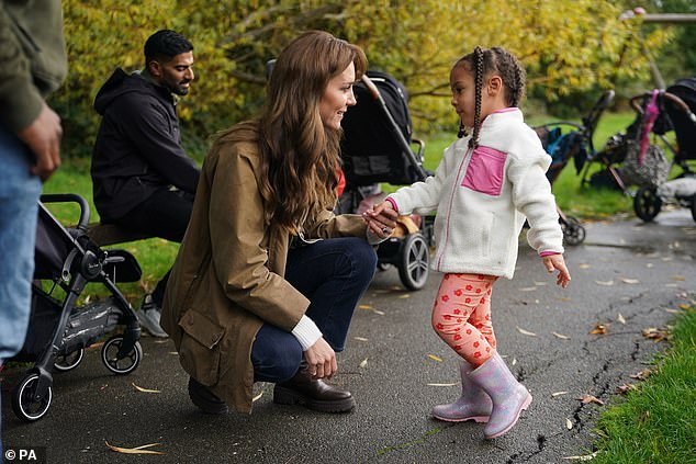 Dies ist der entzückende Moment, in dem die Prinzessin von Wales einem kleinen Mädchen während eines Besuchs bei einer Elternselbsthilfegruppe ein Kompliment für die Zöpfe in ihren Haaren machte