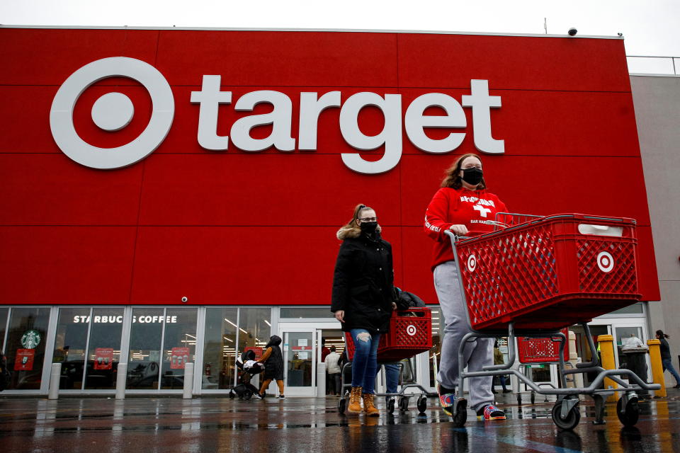 Käufer verlassen ein Target-Geschäft während des Black Friday-Verkaufs in Brooklyn, New York, USA, 26. November 2021. REUTERS/Brendan McDermid