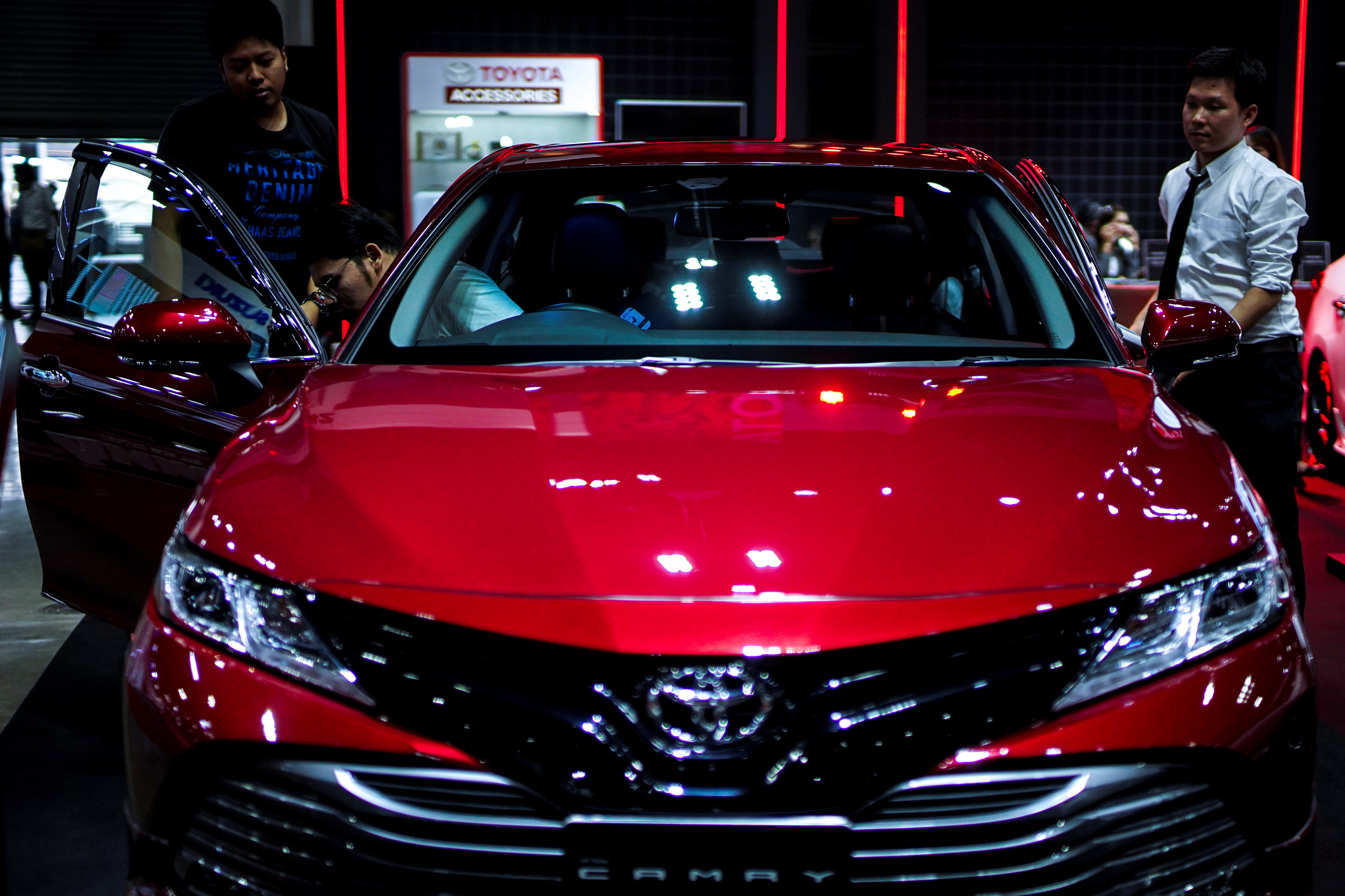 Besucher betrachten einen Toyota Camry während des Bangkok Auto Salon 2019 in Bangkok