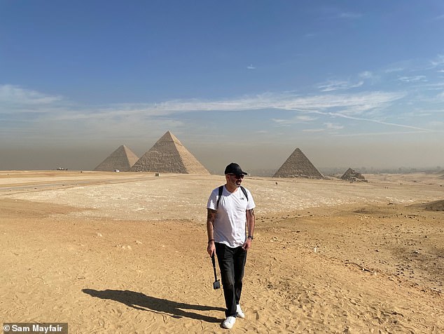 Der Reise-Vlogger Sam Mayfair (oben) aus Surrey enthüllte vier Betrügereien, die es bei den Pyramiden zu beachten gilt