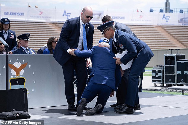 Präsident Joe Biden wird nach einem Sturz während der Abschlussfeier an der United States Air Force Academy in Colorado im Juni wieder auf die Beine geholfen.  Er stürzte, als er den Kadetten Diplome überreichte