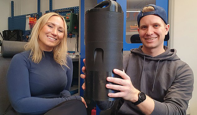 Das neue Gerät wurde von zwei Masterstudenten des KTH Royal Institute of Technology in Schweden, Maja Åstrand und Simon Lilja, entwickelt.  Das Paar hält ihr Gerät in der Hand