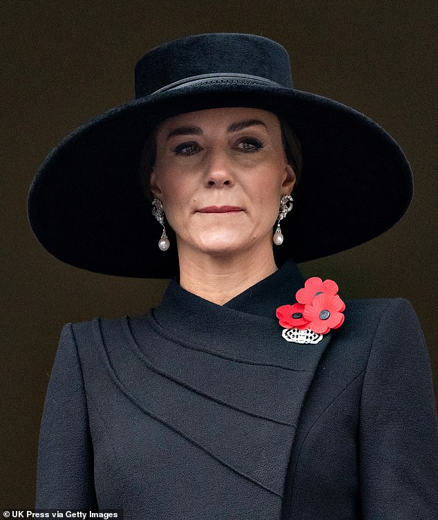 Eine andere Theorie besagt, dass sie mehrere Broschen tragen, um Familienmitglieder zu ehren, die in Kriegen gekämpft und gestorben sind (Kate während des Nationalen Gedenkgottesdienstes im Cenotaph im Jahr 2022).