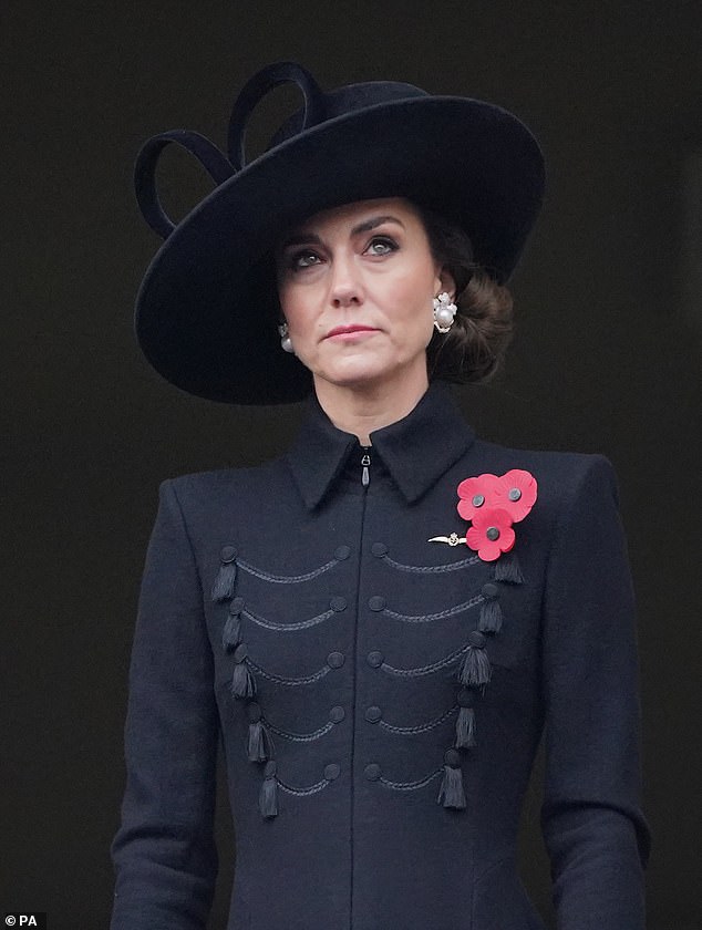 Die Prinzessin von Wales wurde heute mit drei an ihrem Revers befestigten Pins gesichtet, als sie während des Gottesdienstes im Kenotaph in Whitehall, London, auf einem Balkon des Foreign, Commonwealth and Development Office stand