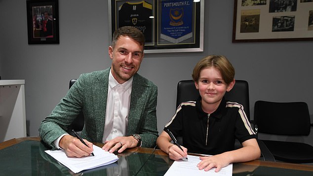 Aaron Ramsey kehrte am selben Tag nach Cardiff City zurück, an dem sein Sohn Sonny einen Vertrag zur Unterzeichnung unterzeichnete