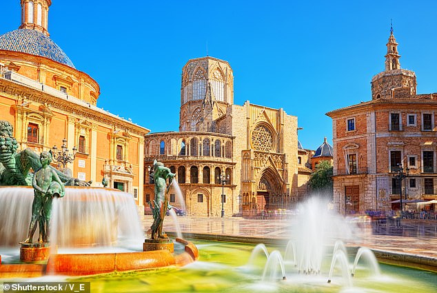 Krakau und Valencia, hier abgebildet, wurden in einem neuen Which? zu den beliebtesten europäischen Städtereisezielen Großbritanniens gewählt.  Umfrage