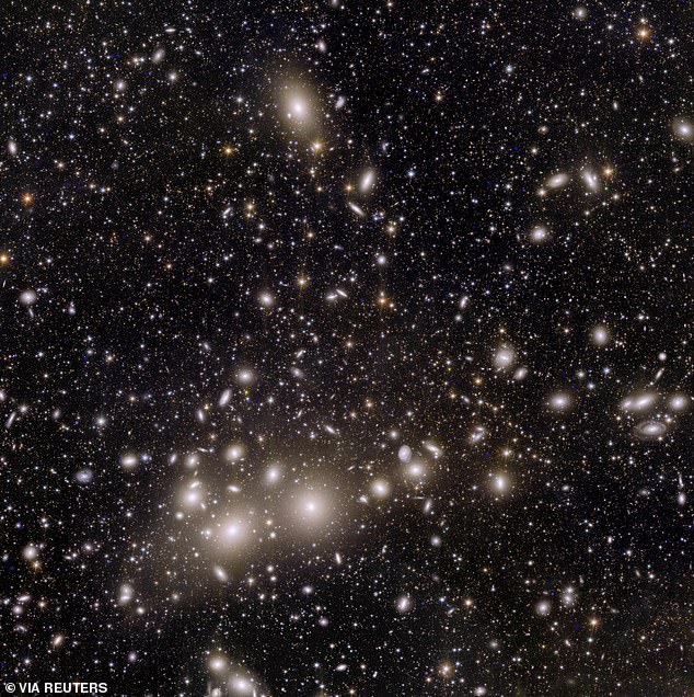 Das erste Bild zeigt 1.000 Galaxien, die zum Perseus-Cluster gehören, und mehr als 100.000 weitere Galaxien weiter entfernt im Hintergrund, die jeweils bis zu Hunderte Milliarden Sterne enthalten