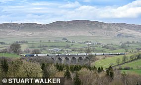Ein Avanti Pendolino-Zug überquert das Docker-Viadukt in Cumbria