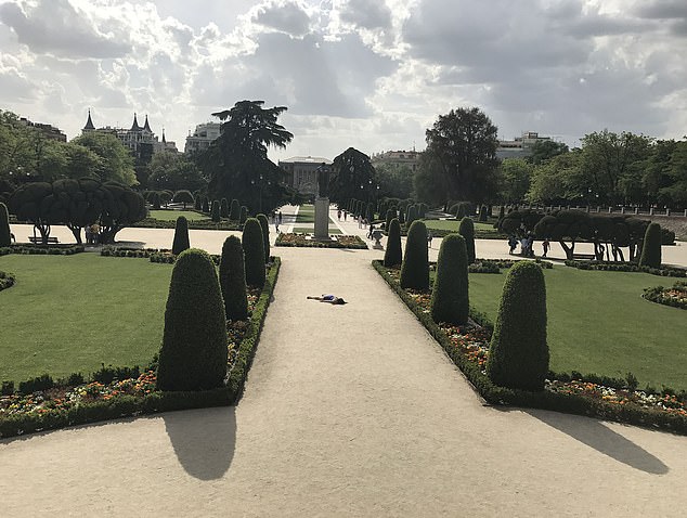 Laut Lecturas spazierte Kronprinz Frederik am Nachmittag des 25. Oktober mit Genoveva Casanova durch den Retiro-Park in Madrid
