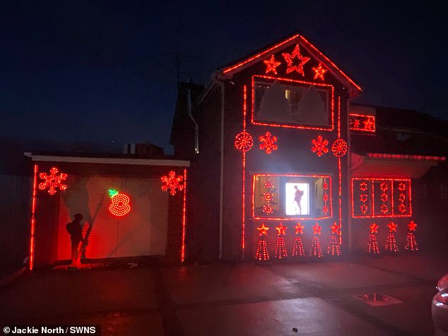 Jackie North und ihr Mann Sean, 37, aus Lincolnshire, dekorierten ihr Haus erstmals anlässlich des Waffenstillstandstages im Jahr 2022 – und beschlossen, dieses Jahr größer und besser zu werden