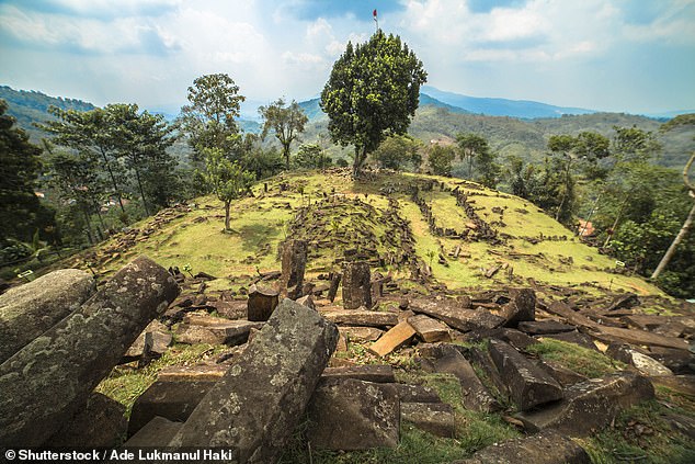 Archäologen haben herausgefunden, dass die indonesische Gunung-Padang-Pyramide, ein 30 Meter tiefer „Megalith“, der in einen natürlichen Lavahügel gehauen wurde, heute als älteste Pyramide der Welt gilt – über 10.000 Jahre älter als alle großen Monumente und Pyramiden von Gizeh in Ägypten
