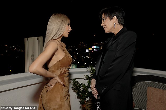 Nachholbedarf: Kim Kardashian und Kris Jenner schienen am Donnerstagabend viel Gesprächsstoff zu haben, als sie an den GQ Men Of The Year Awards im Chateau Marmont teilnahmen