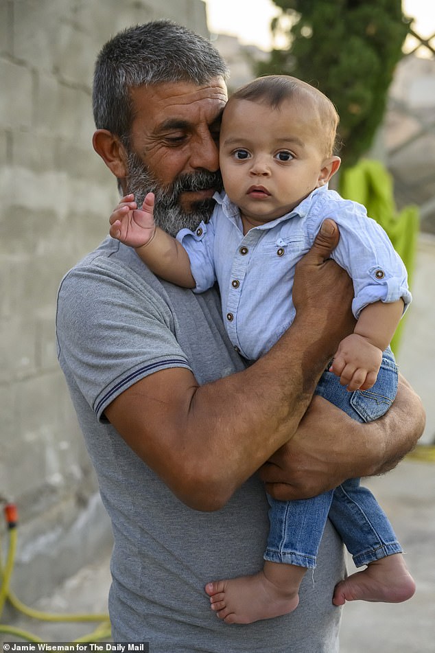 Hamid Abu Ar'ara (links), ein Beduinenbauer, abgebildet mit seinem achtjährigen Sohn Elias