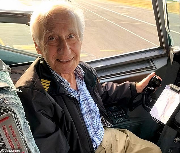 Malcolm Shedlow erfüllte sich einen lebenslangen Traum, indem er im Alter von 90 Jahren zum ersten Mal einen Flug bestieg. Der Urgroßvater flog mit Jet2.com nach Frankreich.  Er ist oben im Cockpit abgebildet