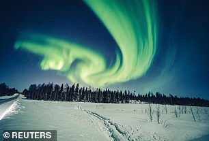 Sowohl das Nord- als auch das Südlicht (Auroren) haben den Menschen aufgrund ihrer wilden Farben seit Jahrhunderten Rätsel aufgegeben.  Oben leuchtet am 6. Februar 2020 ein Polarlicht über Rovaniemi, Finnland