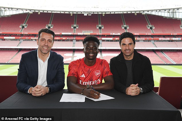 Die Strategie von Arsenal im letzten Jahr bestand darin, wichtige Spieler mit neuen Verträgen zu binden.  Bukayo Saka (Mitte) unterzeichnet seinen neuen Vertrag zusammen mit Sportdirektor Edu (links) und Mikel Arteta (rechts)